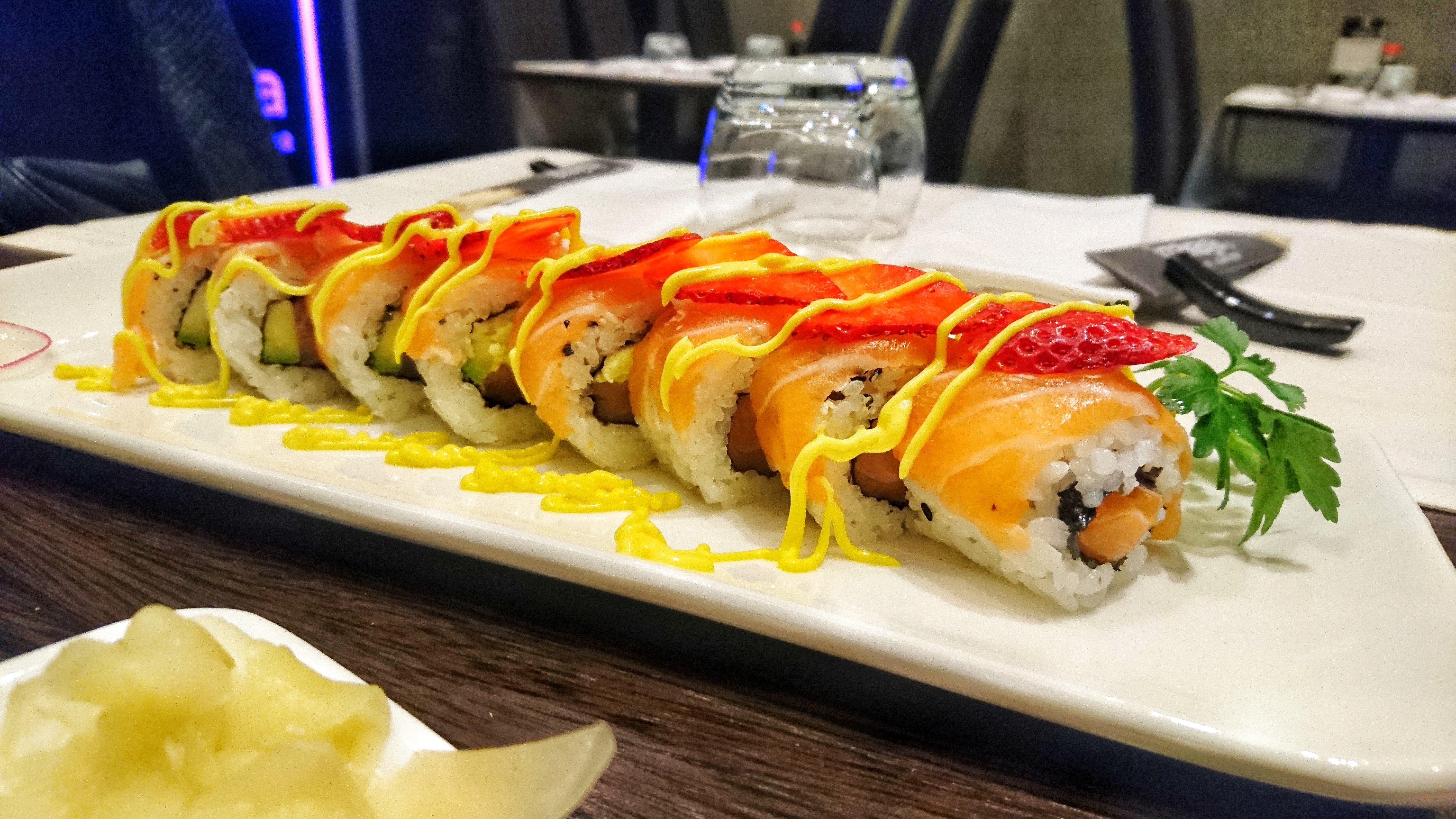 Hai mai assaggiato un sushi 🍣 - Chapeau & Milani Cafè