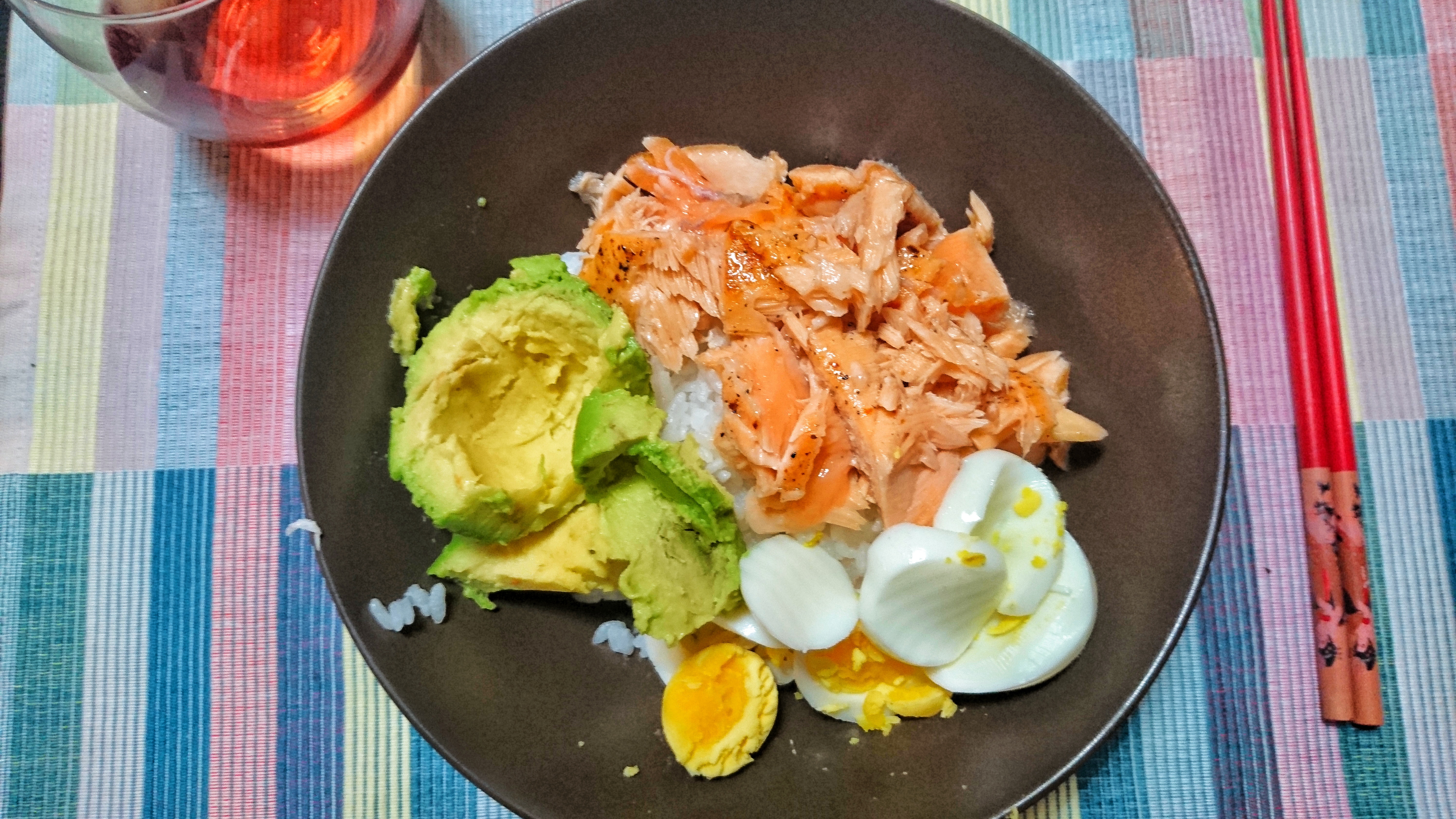 Chirashi sushi con salmone, avocado e uova: la ricetta