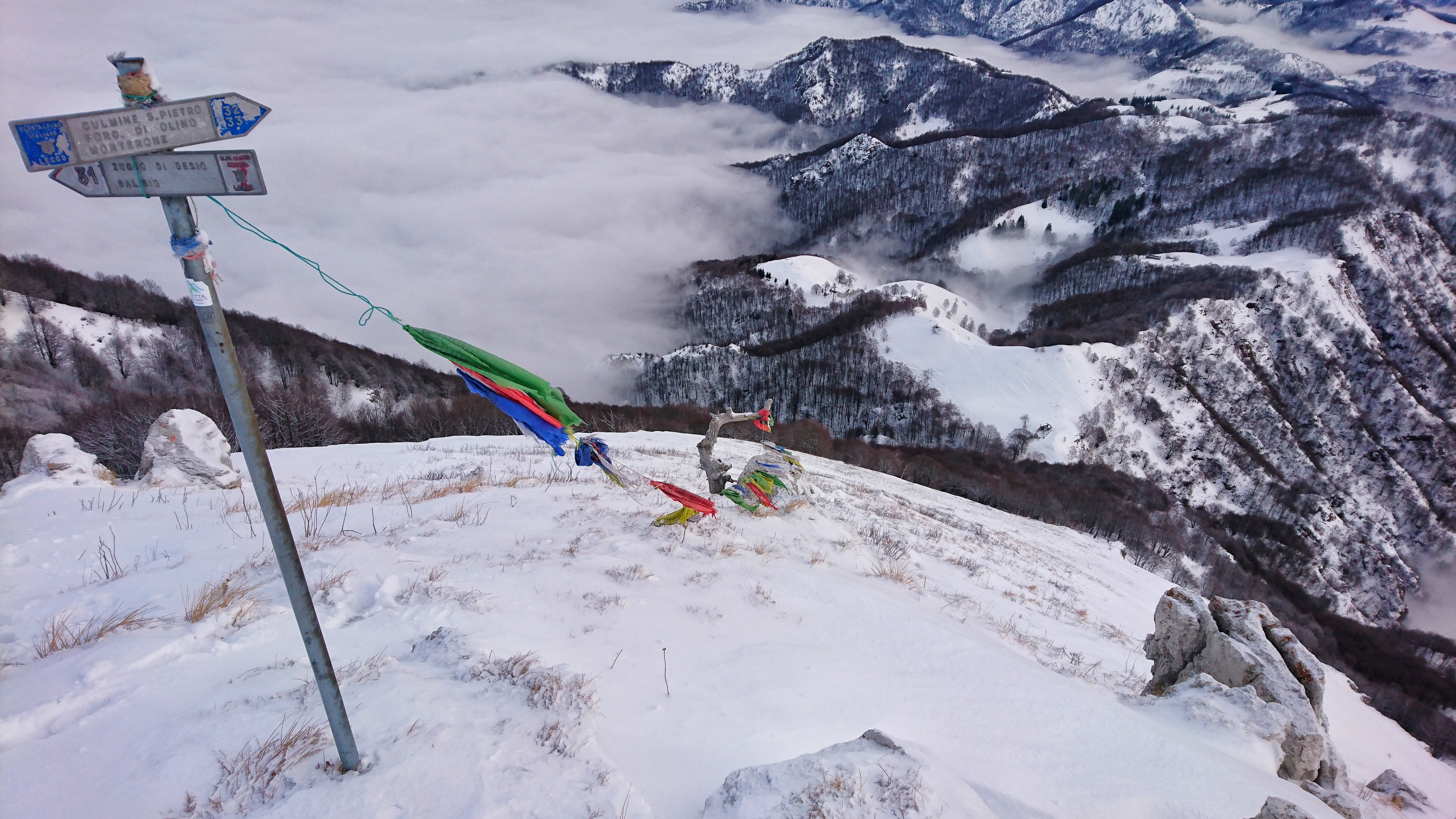 Bandierine Tibetane svettano pacifiche nel cielo sopra il Bivacco Locatelli  sul Monte Due Mani. 