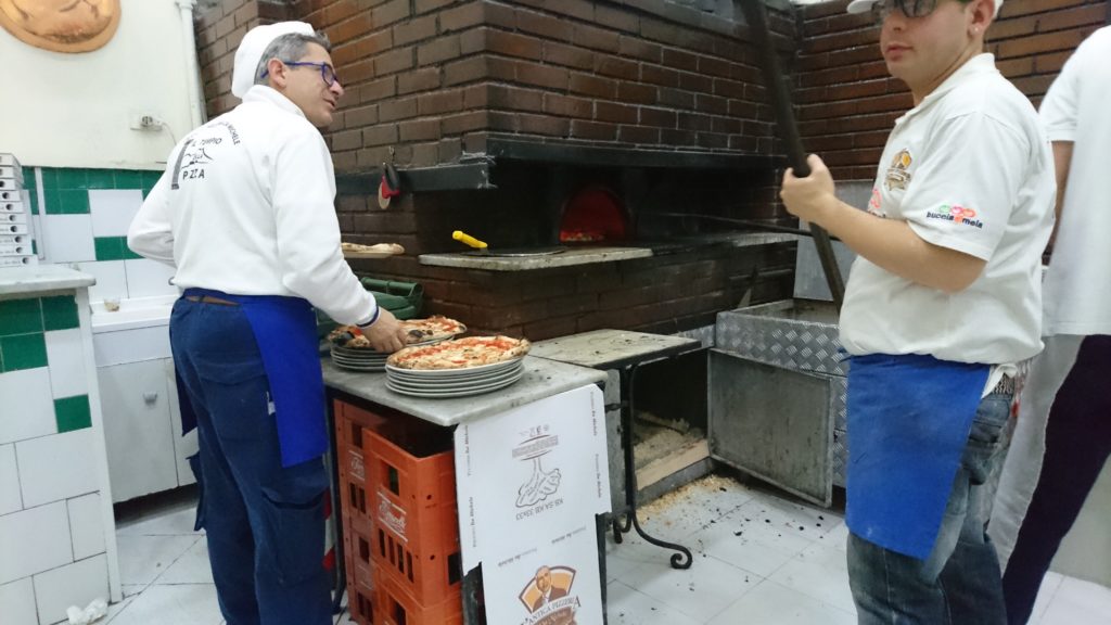 napoli cosa vedere in due giorni cosa mangiare dove andare cosa fare antica pizzeria da michele (3)