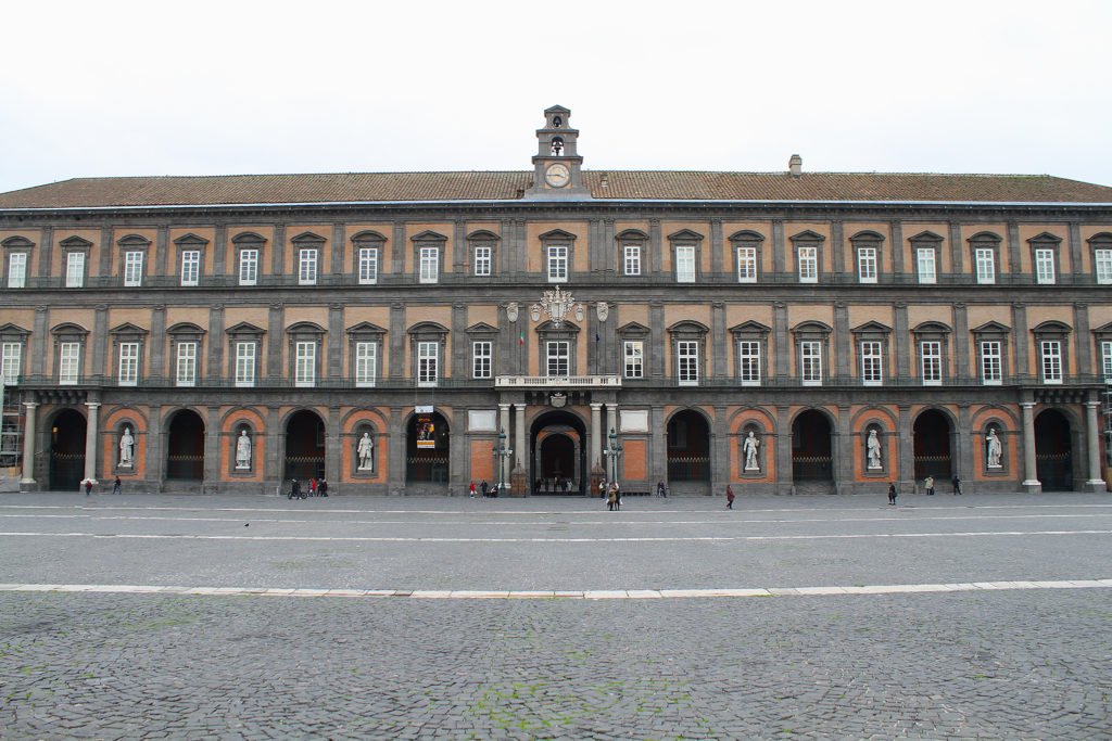 napoli cosa vedere in due giorni cosa mangiare dove andare cosa fare palazzo reale (2)