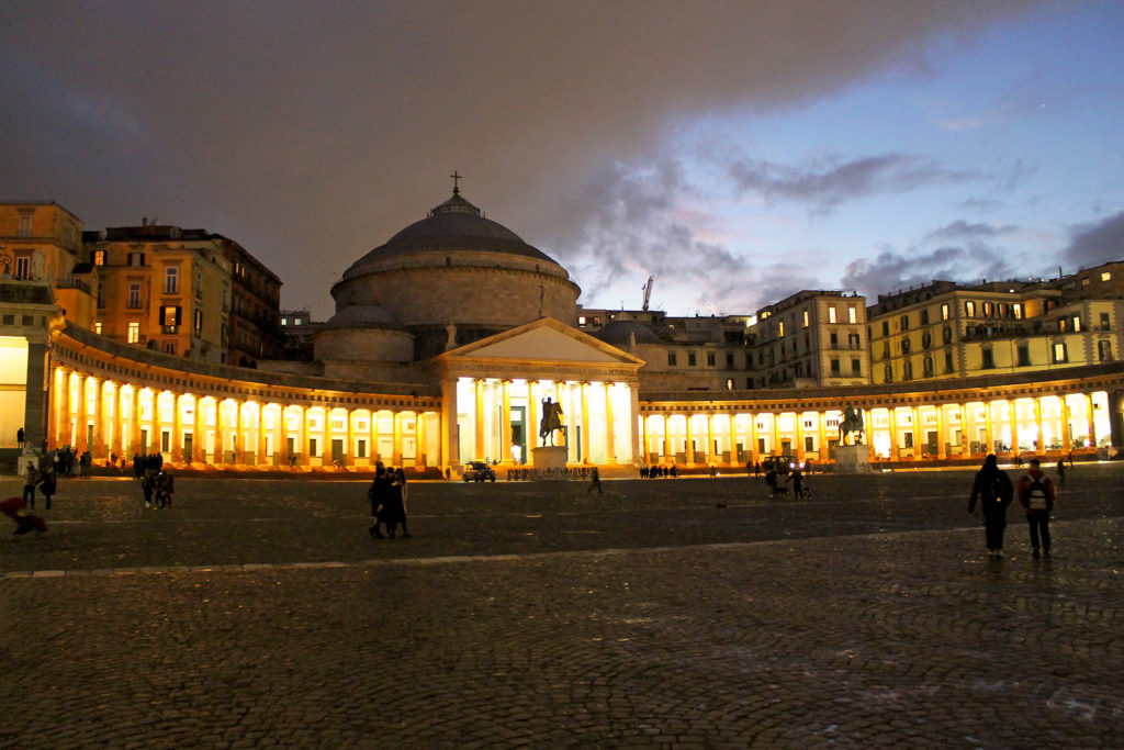 napoli cosa vedere in due giorni cosa mangiare dove andare cosa fare piazza plebiscito (1)