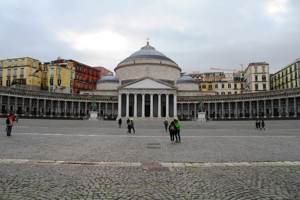 napoli cosa vedere in due giorni cosa mangiare dove andare cosa fare piazza plebiscito (3)