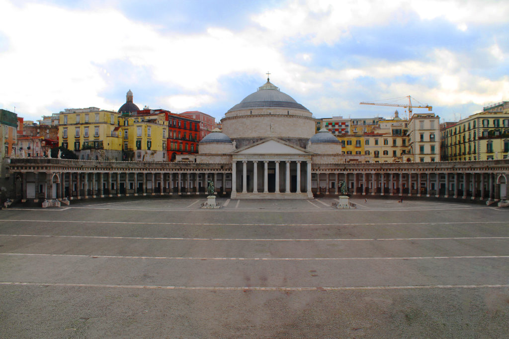 napoli cosa vedere in due giorni cosa mangiare dove andare cosa fare piazza plebiscito (4)