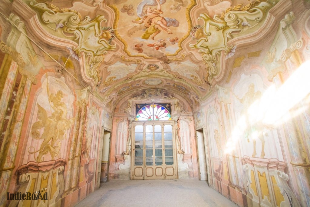 palazzo torti abbandonato in provincia di piacenza con dei bellissimi affreschi