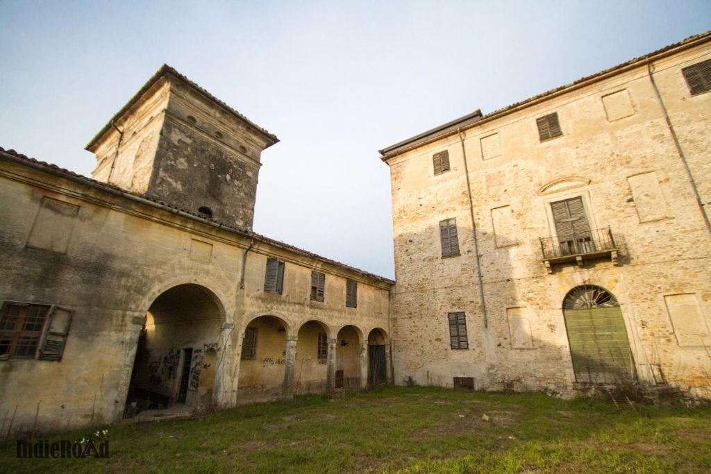 palazzo torti abbandonato in provincia di piacenza con dei bellissimi affreschi